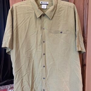 Columbia Men's Short Sleeve Button-Down Shirt in Light Olive Plaid